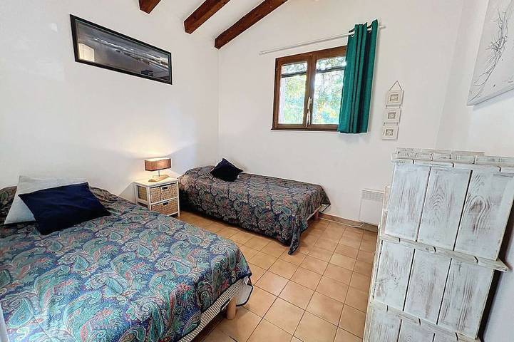 Cozy 3Br Villa, 200m from Santa-Giulia Beach, Sleeps 8, AC, BBQ, Parking Included in Santa Giulia, Porto Vecchio
