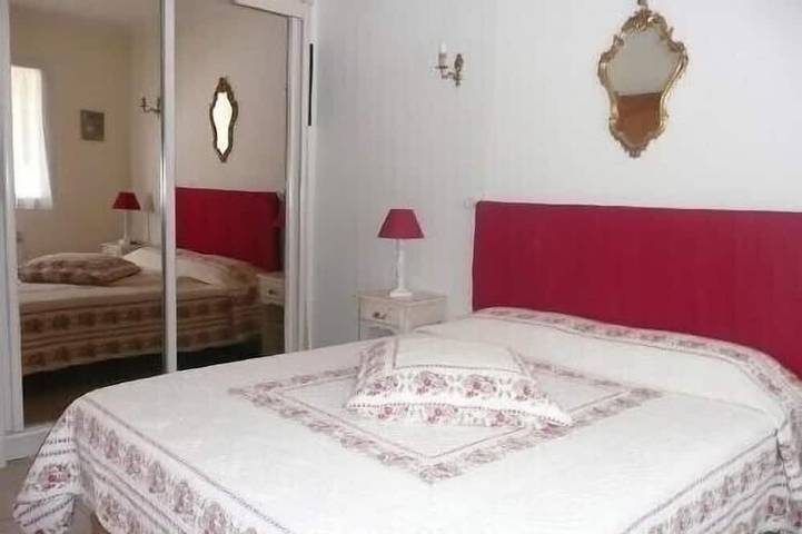 Gîte pour 4 personnes, avec terrasse ainsi que piscine et jardin à Montaren-et-Saint-Médiers - 2