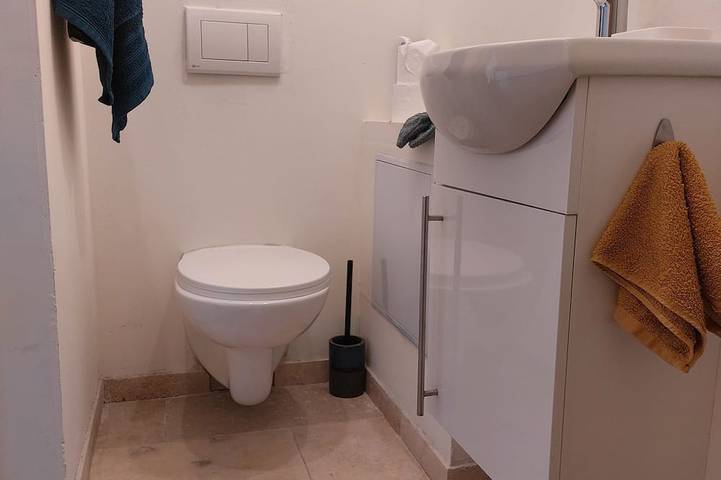 Entire apartment, Spacious Studio in Provence (Near Avignon & the Wine Route) in Roquemaure, Nimes region