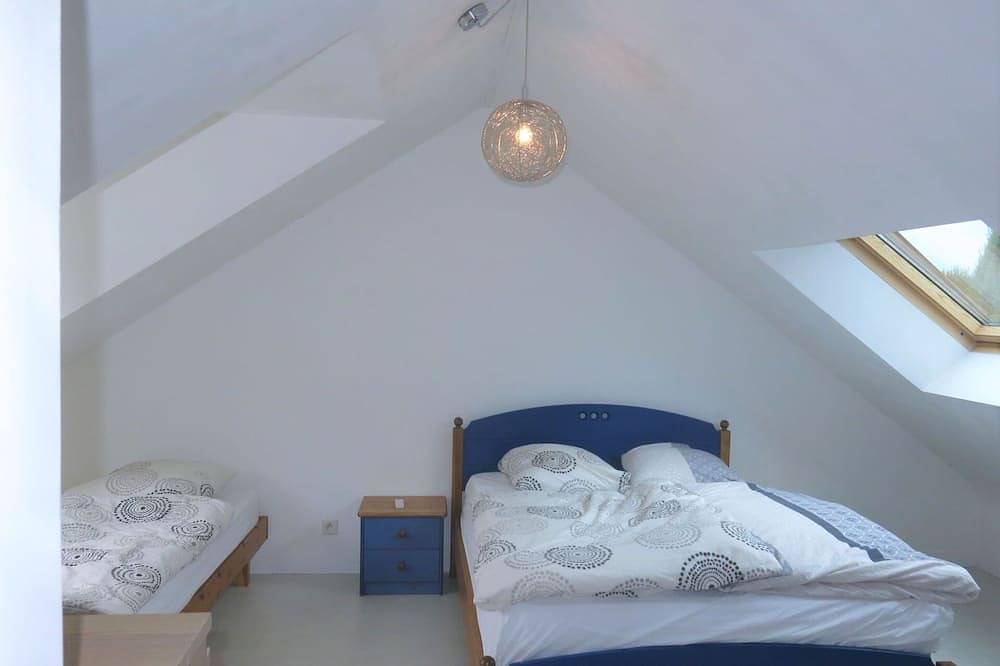 Beautiful private villa for 8 guests with Wifi, private pool, Tv and terrace in Theix, Côte des Mégalithes