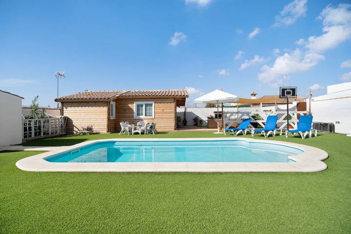 Maison de vacances "Villa Fuego" avec piscine partagée, terrasse privée et Wi-Fi in Chiclana de la Frontera, Costa de la Luz