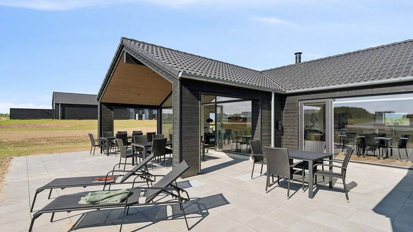Ferieudlejning for 19 personer, med terrasse og jacuzzi såvel som pool og sauna, husdyr tilladt i Bogense