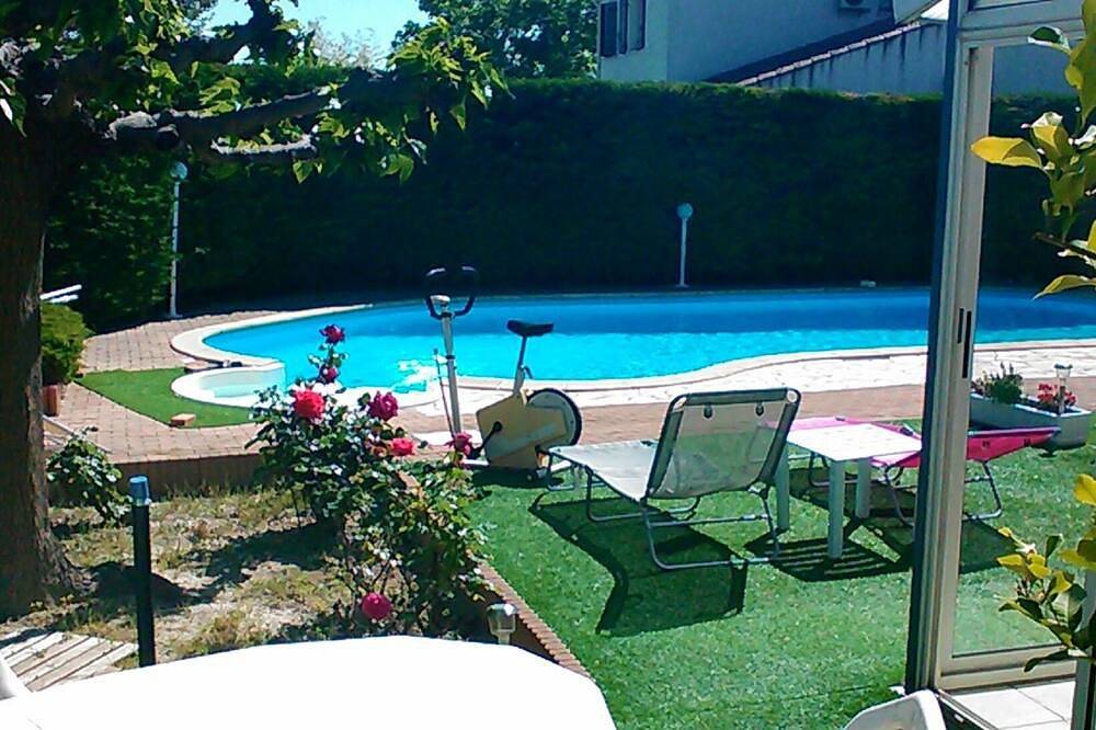 Maison dans villa/piscine, jardin clôturé, animaux acceptés in Montady, Côte d'Améthyste