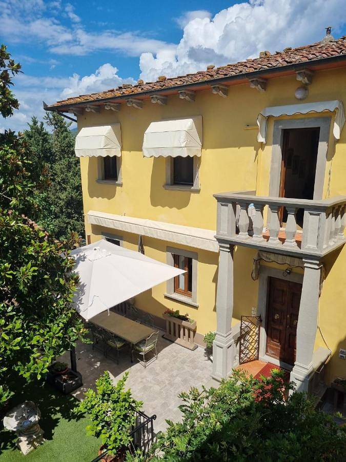 Agriturismo per 2 persone, con piscina e giardino nonché panorama e terrazza, con animali domestici in Castiglion Fibocchi