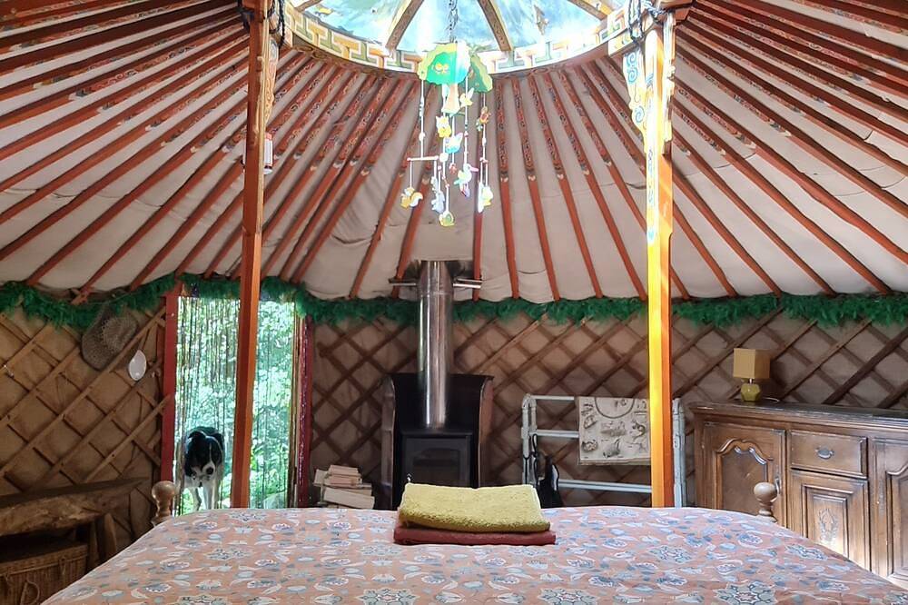 Traditional Yurt, woodburner, private loo, outdoor shower, woodfired hottub. in Gloucestershire