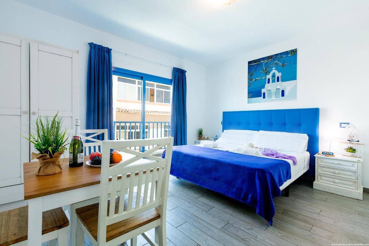 Bunk bed room with a window facing the street in Los Abrigos, Granadilla de Abona
