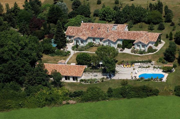 Location de vacances pour 25 personnes, avec Jacuzzi et Terrasse ainsi que Jardin et Sauna à Singleyrac