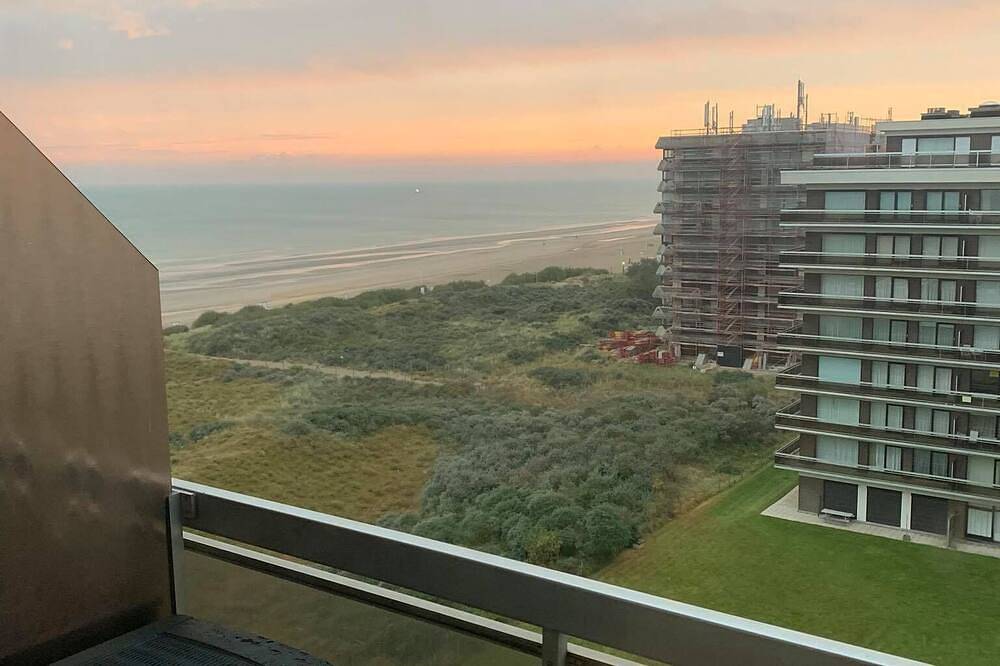 Geheel appartement, Charming studio with side sea view and indoor pool in De Panne, Belgische Kust