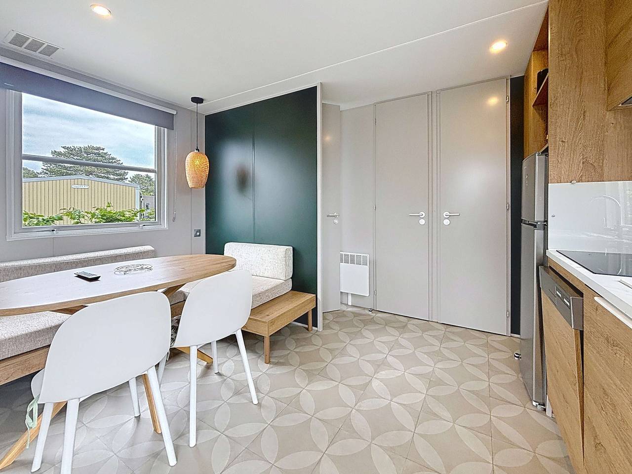 Mobil-home de Grand Confort à 200m de la plage avec piscine chauffée, 2 chambres, parking, wifi inclus in Jullouville, Côte de la Déroute