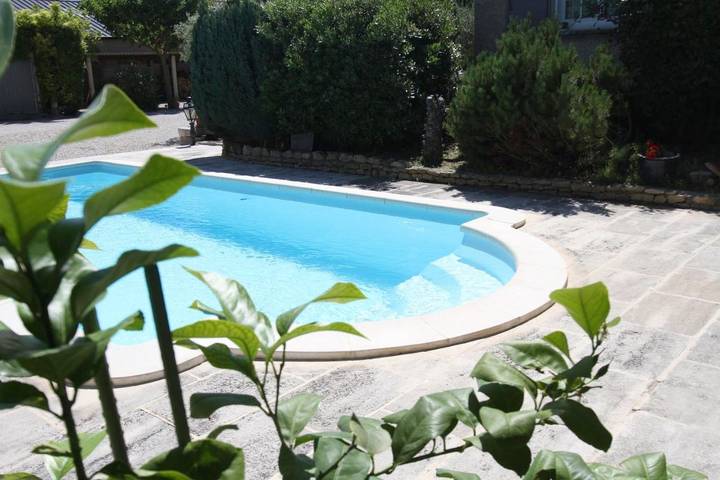 Location de vacances pour 2 personnes, avec Terrasse ainsi que Jardin et Piscine à Mollégès