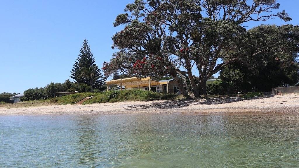 Beachside Cabin mit Blick auf Mount Pataua und Surfbar in Whangarei District