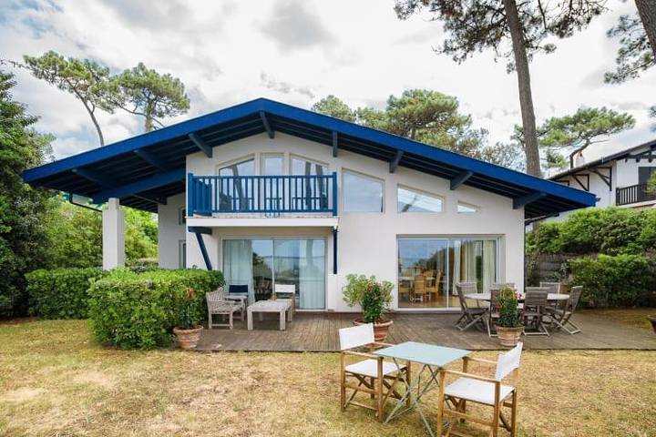 Location de vacances pour 12 personnes, avec Balcon et Terrasse ainsi que Jardin et Vue dans Plage Aintza Le Lac