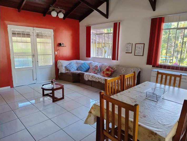 Casas e apartamentos de temporada para 15 pessoas, com balcão e piscina e ainda vista and jardim em Guaratuba