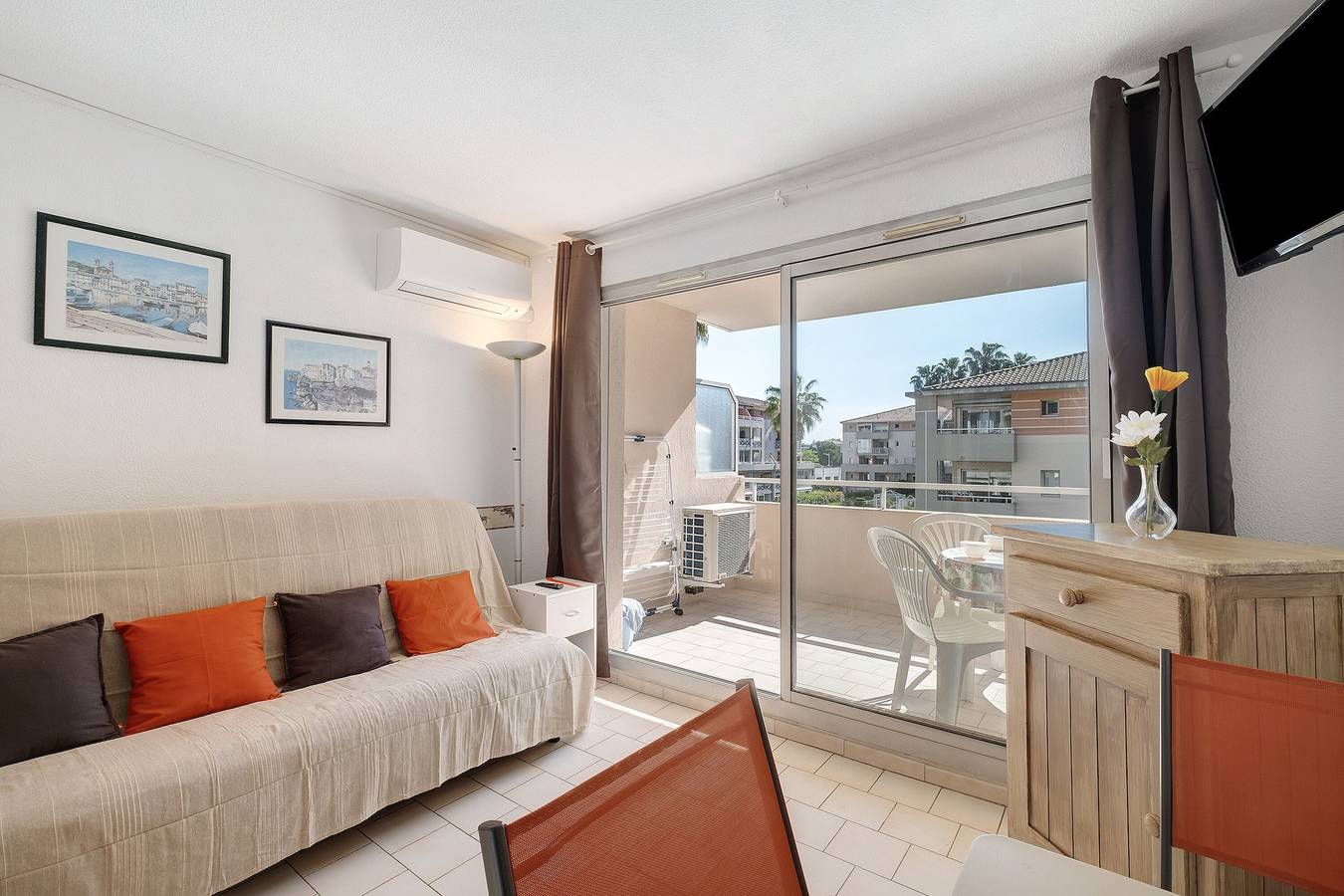 Estudio entero, Apartamento «Studio L'oasis» con piscina compartida, terraza privada y aire acondicionado in Cagnes-sur-Mer, Costa mediterránea (Francia)