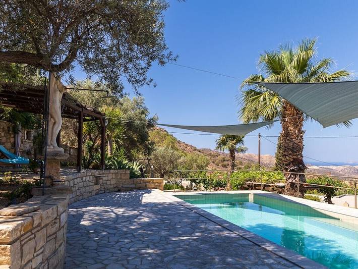 Location de vacances pour 6 personnes, avec Terrasse ainsi que Jardin et Piscine dans Matala