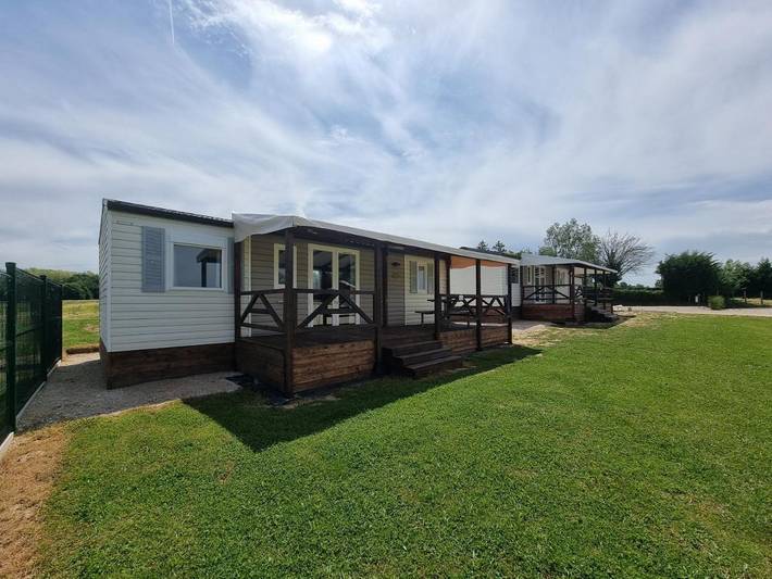 Camping pour 6 personnes, avec Jacuzzi et Terrasse ainsi que Jardin et Piscine