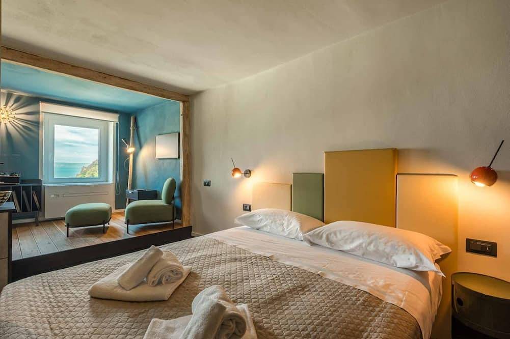 Apartamento entero, Bienvenido a «Life», Retrò Italian Life Style, una espléndida casa de vacaciones de diseño que le transportará directamente a los fascinantes años 70, arrullado por la vista del mar y escuchando la banda sonora de sus vacaciones.Situada en el cora in Corniglia, Vernazza Municipio