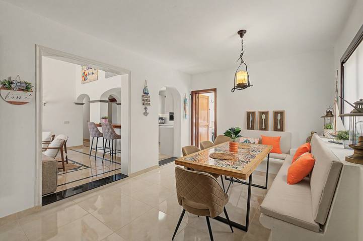 Vacation Villa 'Eire' with Mountain View, Wi-Fi and Air Conditioning in Montaña Roja, Yaiza