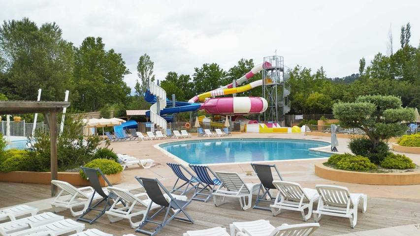 Camping pour 4 personnes, avec Terrasse et Jardin ainsi que Bassin pour enfant et Piscine à Cadenet