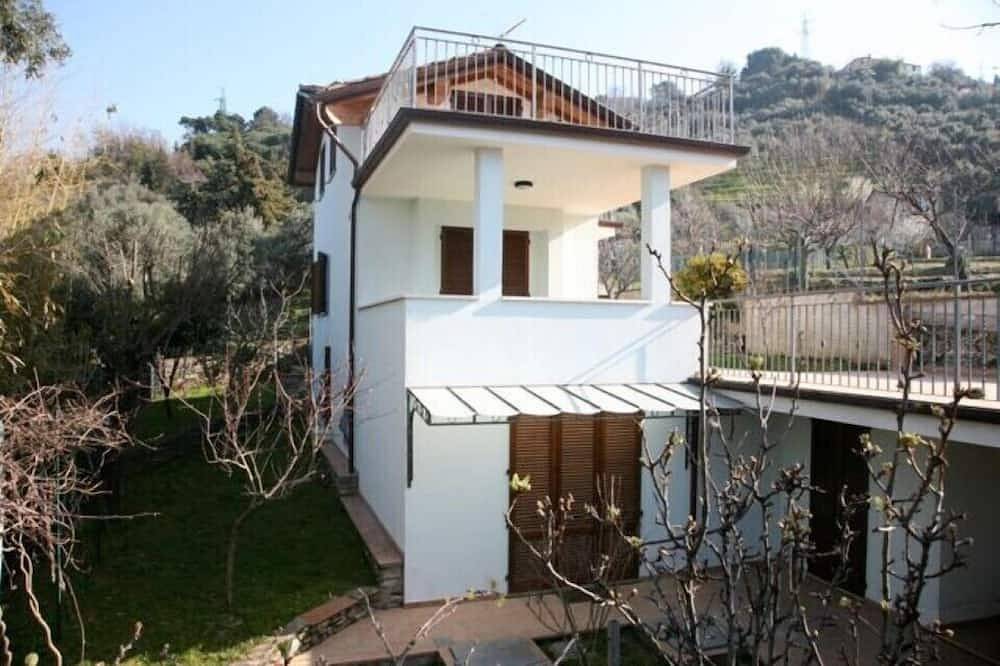 New beautiful villa, close to the sandy beach. Large terrace. Garden. in Pietrasanta, Costa de la Maremma