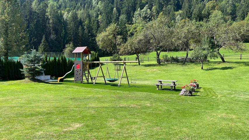 Ganze Wohnung, Two-Bedroom Apartment with Balcony in Feld am See, Villach-Land