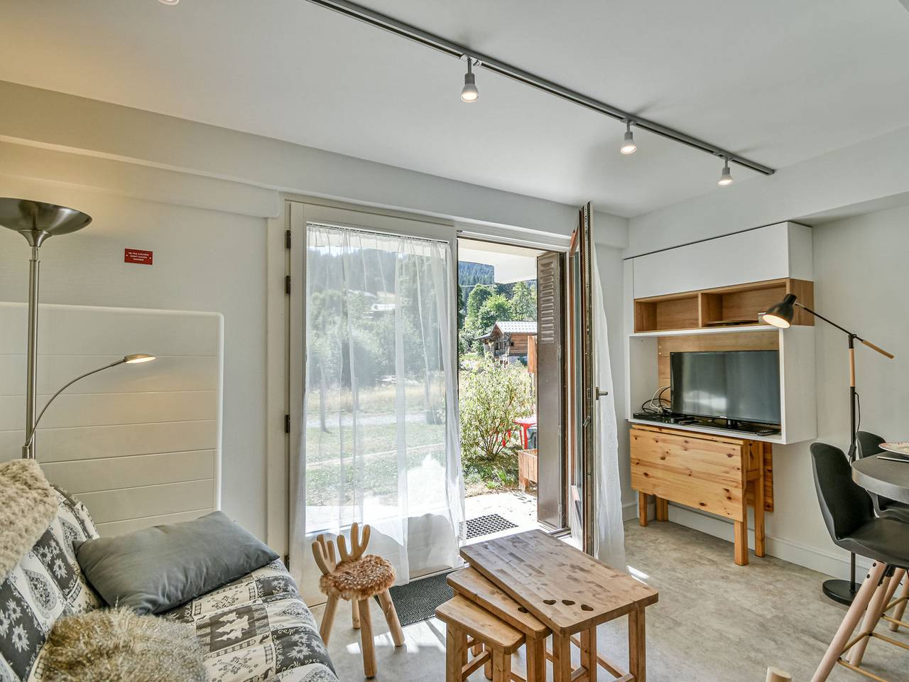 Entire apartment, Charming Ski-in/Ski-out Apartment with Pool and Tennis Courts in Les Gets - Sleeps 4 in Les Gets, Les Portes du Soleil