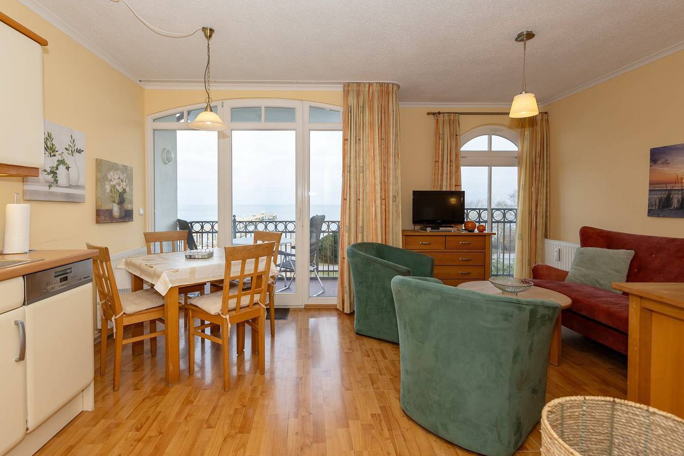 Ganze Wohnung, Ostsee-Ferienapartment mit Balkon und direktem Meerblick in erstklassiger Lage! in Ostseebad Kühlungsborn, Kühlungsborn