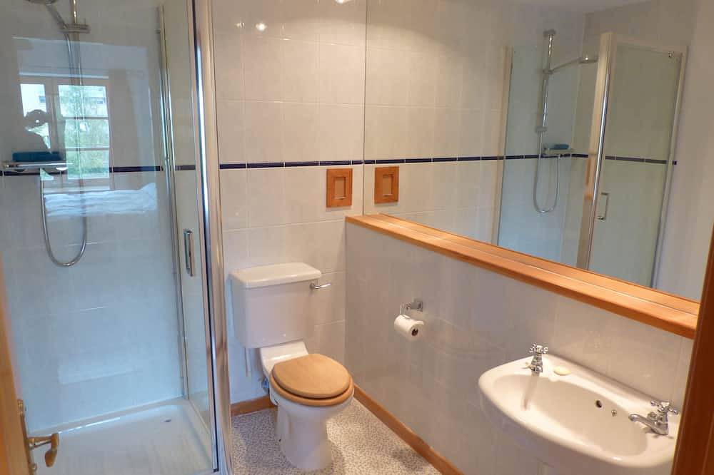 Entire apartment, Commercial Street, near Leith Waterfront in Leith, Edinburgh