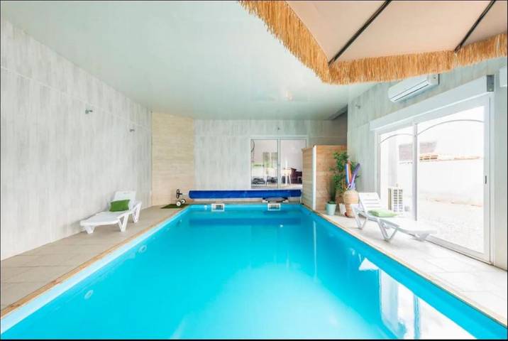 Location de vacances pour 20 personnes, avec Jacuzzi et Terrasse ainsi que Jardin et Bassin pour enfant à Aiserey