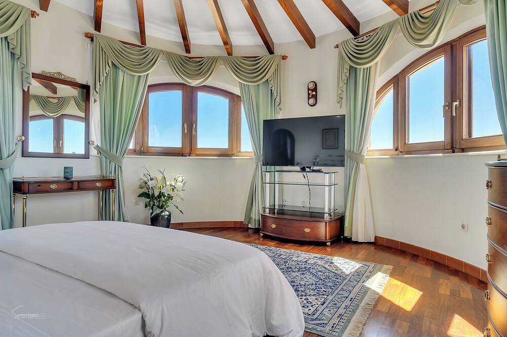 Casa Foxcliff - The Best Views In The Area. Cliffside Overlooking The Beach! in Poble Nou de Benitatxell, Costa Blanca