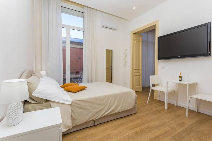Alojamiento y desayuno para 2 personas, con Balcón y Jacuzzi en Catania