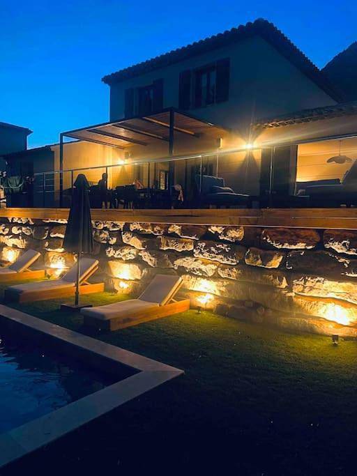 Location de vacances pour 12 personnes, avec vue et jardin ainsi que piscine et terrasse à La Valette-du-Var - 2