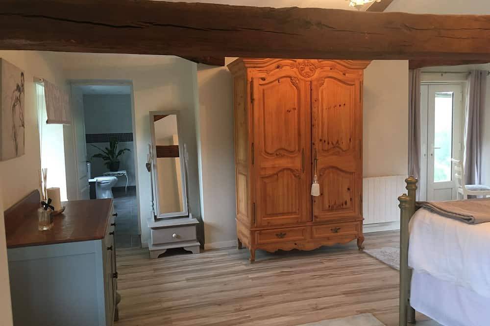 Chez Broche Private Lake & Pool 12 personnes in Mazerolles, Charente