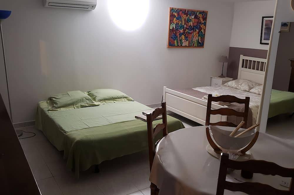 Appartement entier, Nice independent studio on the ground floor of a villa in L estaque Mourepiane. in Marseille, Côte méditerranéenne (France)