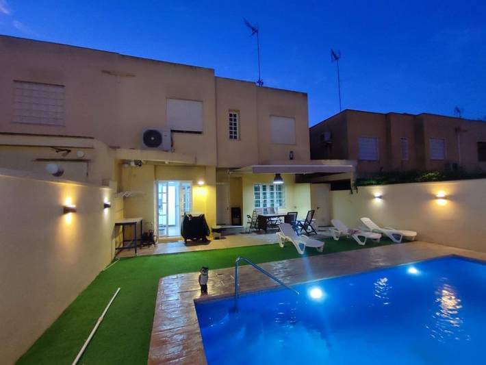 Casa para 12 personas, con vistas además de piscina y jardín en Jerez de la Frontera