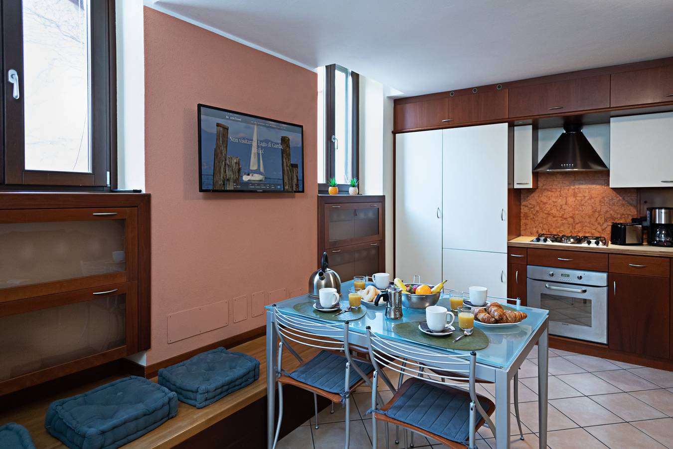 Entire apartment, Regarda - "Il Borgo 48" with 3 bedrooms, 2 bathrooms, garage in Bardolino city center in Bardolino, Garda Mountains