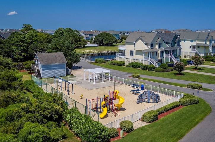 Vacation rental for 14 people, with hot tub and pool as well as terrace in Manteo