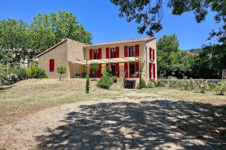 Location de vacances pour 14 personnes, avec vue et jardin à Octon