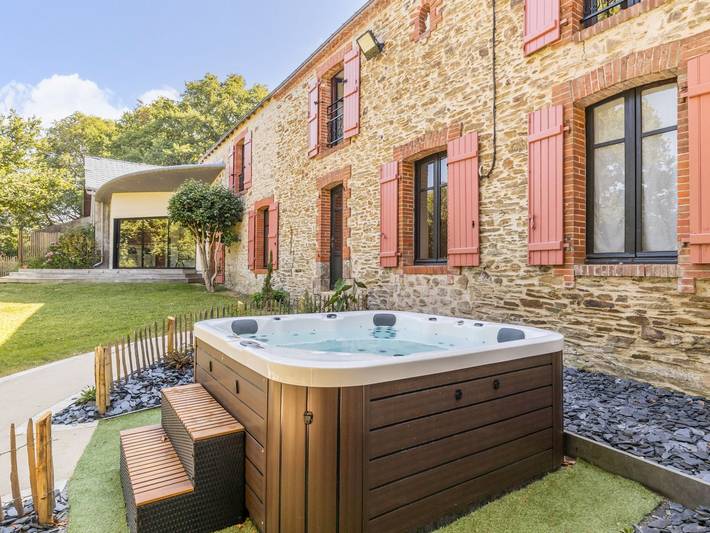 Gîte pour 18 personnes, avec Jacuzzi ainsi que Terrasse et Jardin en Loire-Atlantique
