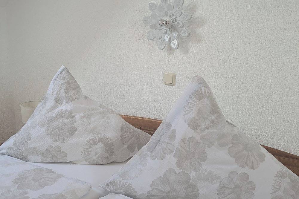Appartement entier, 250 m from the Woblitzsee - quiet apartment with Wlan, terrace, bicycle garage in Wesenberg, Mecklenburg-Strelitz