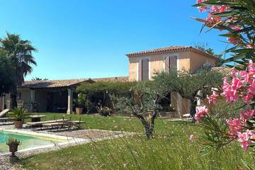 Gîte pour 6 personnes, avec terrasse et jardin à Meynes