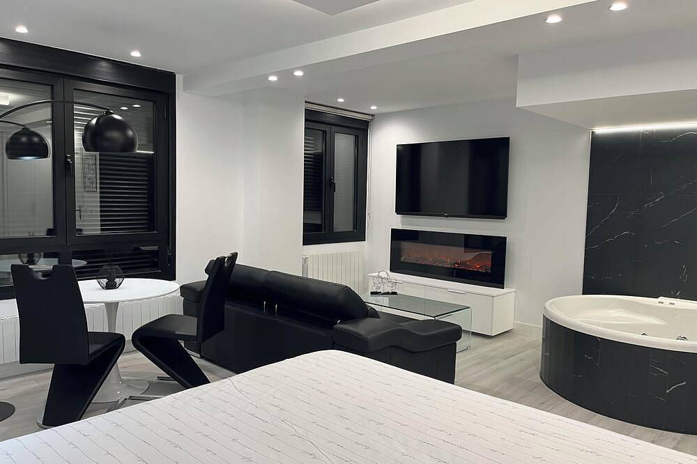 Entire apartment, Loft apartment \"Black and White Suite Castro\" with Jacuzzi and fireplace. in Castro-Urdiales, Cantabrian Coast