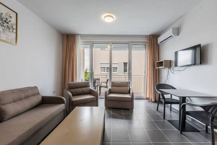 Gîte pour 4 personnes, avec balcon ainsi que piscine et jardin, adapté aux familles dans Lezhë