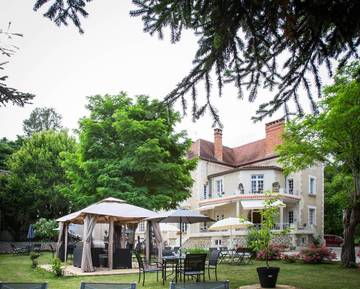 Chambre d’hôte pour 22 personnes, avec piscine ainsi que jardin et jacuzzi à Excideuil