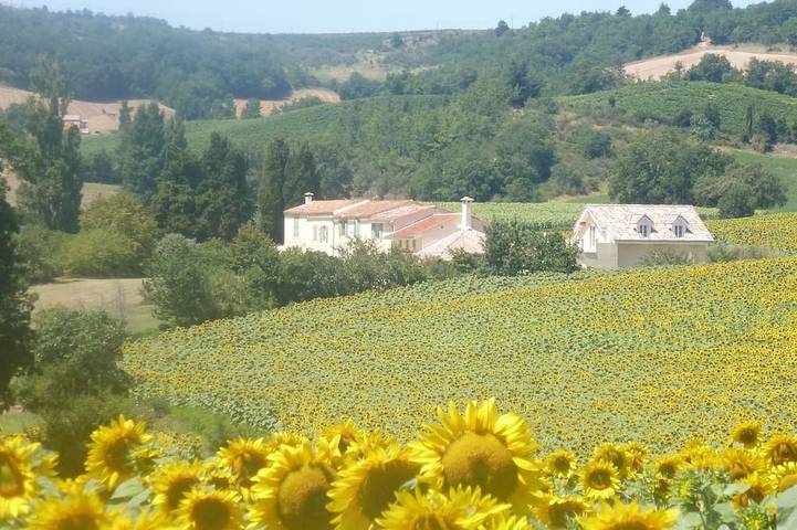 Gîte pour 4 personnes, avec terrasse ainsi que piscine et jardin