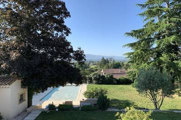 Cottage pour 4 personnes, avec piscine à Génissieux