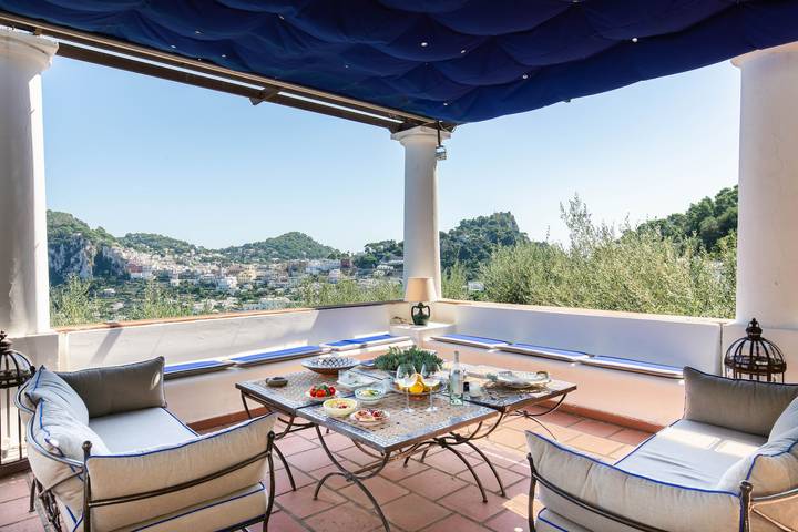 Vacation rental for 10 people, with terrace and yard as well as view in Capri