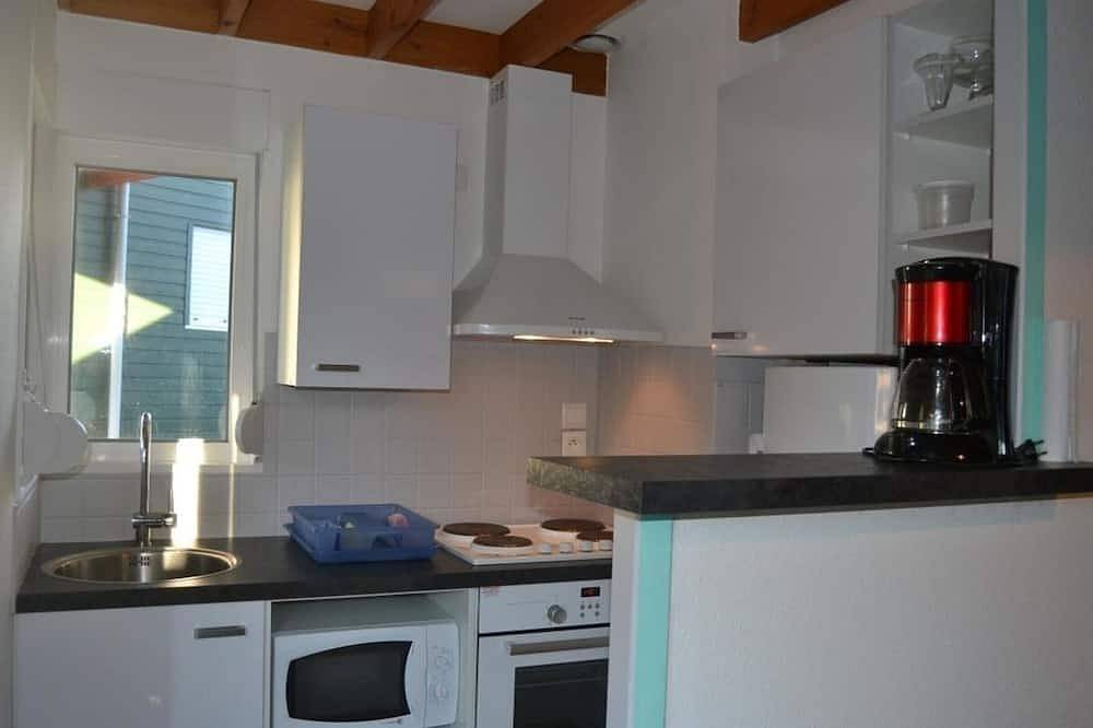 Cozy Seaside House: 2 Bedrooms, Terrace, Wifi, Bbq, Pet-Friendly, Near Granville in Saint-Martin de Bréhal, Bréhal
