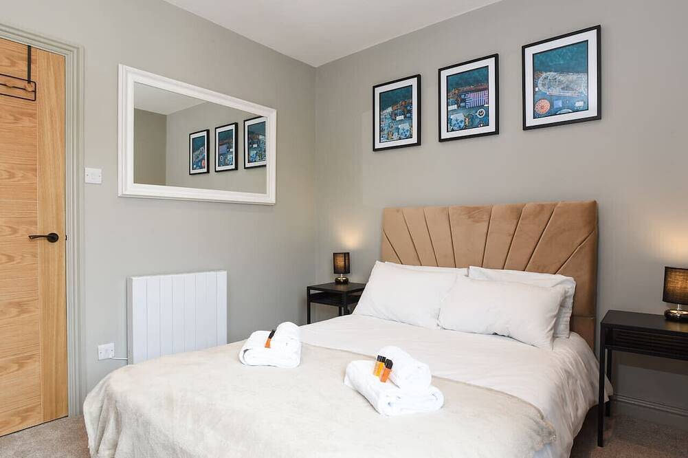 Modern 3-Bedroom House, 10min to Beach w/Garden! in Portsmouth, Südostengland