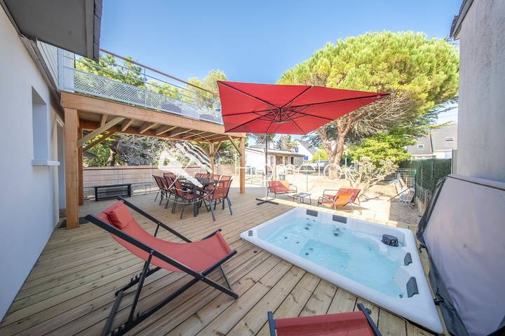 Location de vacances pour 10 personnes, avec Balcon et Jacuzzi ainsi que Terrasse et Jardin dans Penthièvre